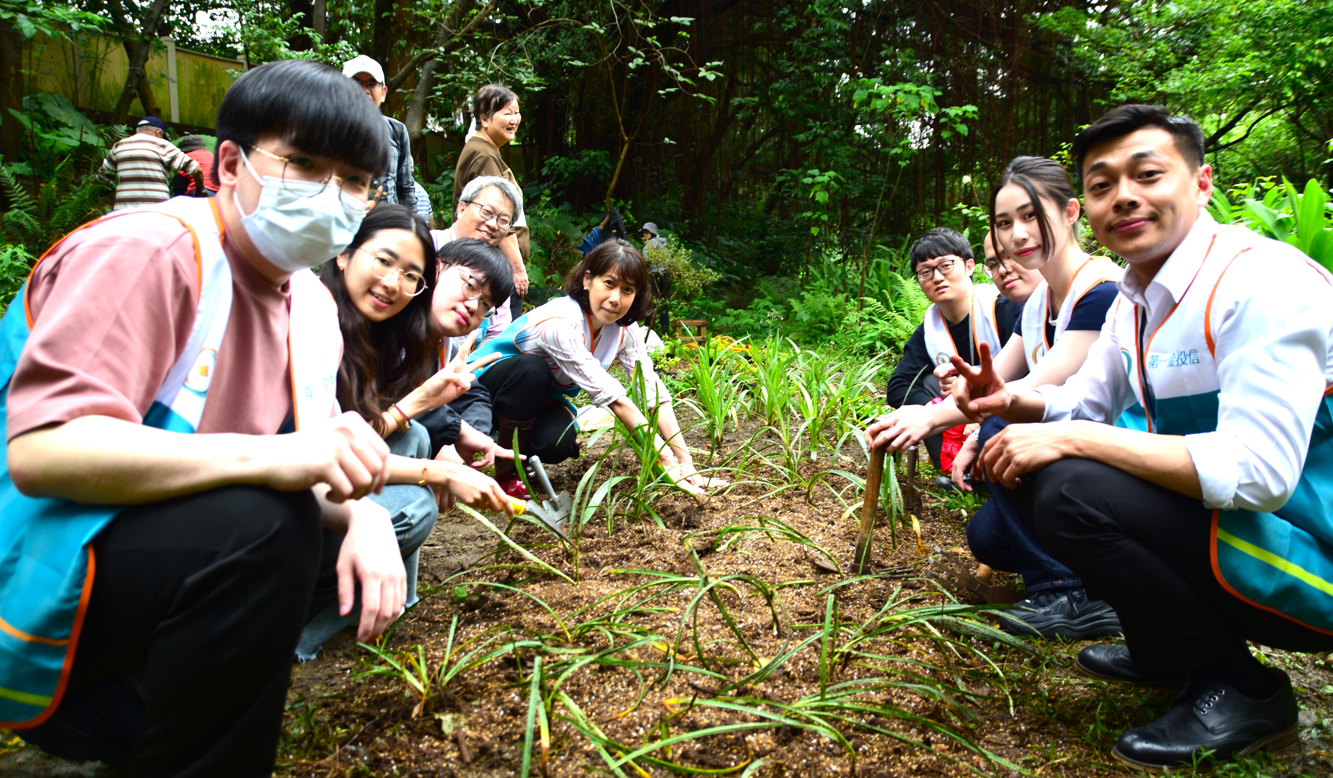 第一金投信志工聯手打造榮星花園生態圈
